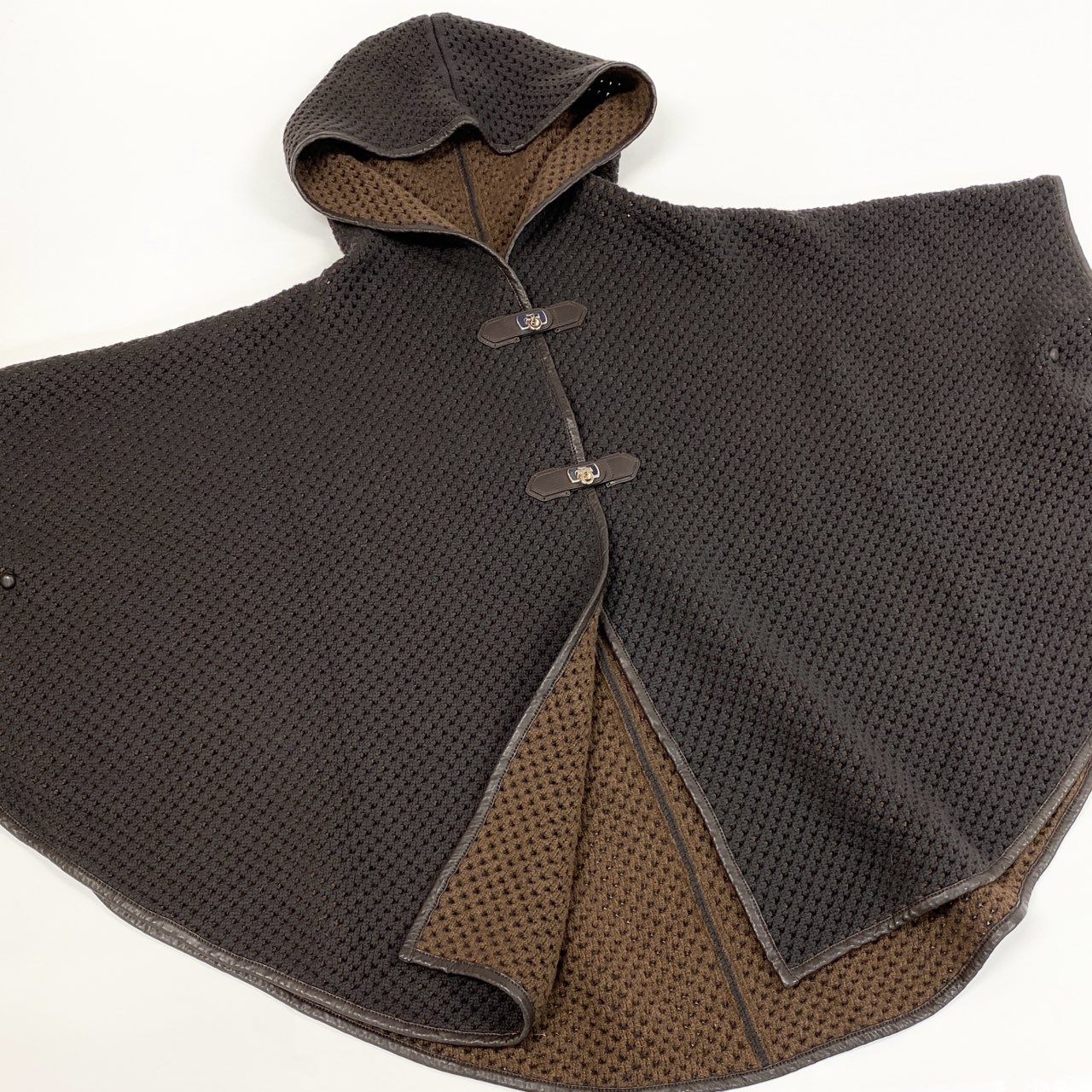 85b9 《美品》 Salvatore Ferragamo サルヴァトーレフェラガモ ニットポンチョ ケープコート ガンチーニターンロック レザーパイピング S ブラウンk02i