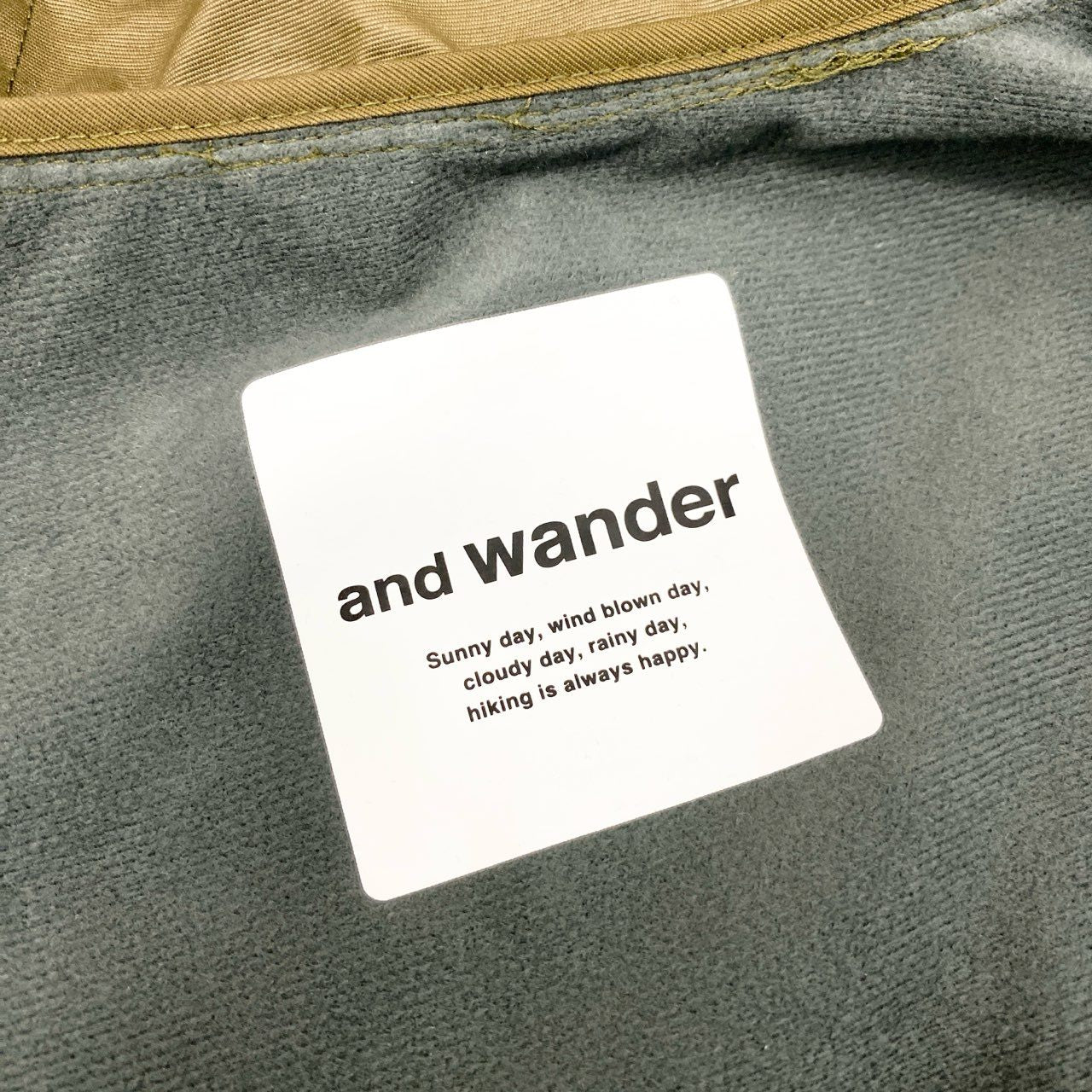 77i26 《美品》 and wander アンドワンダー Stretch Shell Jacket ストレッチシェルジャケット マウンテンパーカー 574-2221303 M カーキ アウトドア トレッキング 撥水t18r