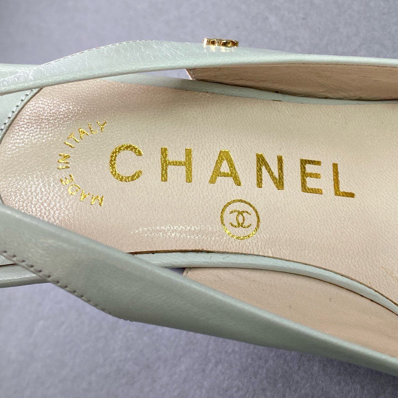 3e16 《極美品》 CHANEL シャネル スリングバック パンプス 34 1/2 ミストブルー レザー シューズ イタリア製 箱付き