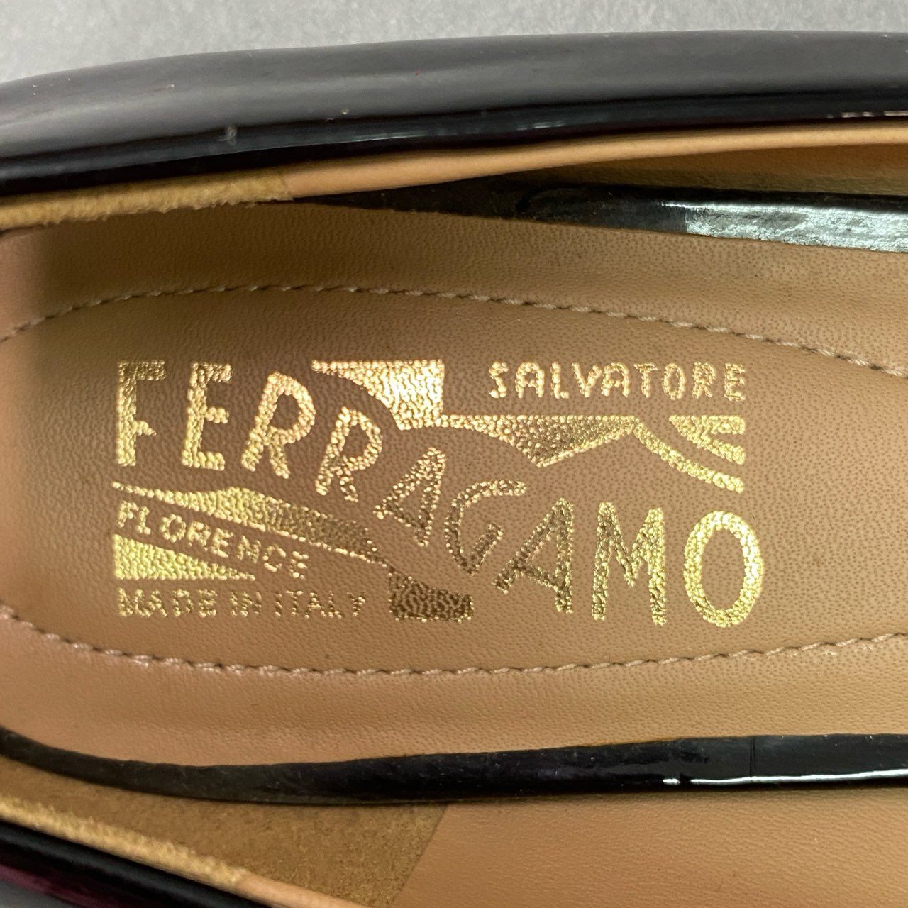 7b14 Salvatore Ferragamo サルヴァトーレ フェラガモ VARA ヴァラリボン エナメルフラットパンプス 6 1/2 ブラック パテントレザー スリッポン シューズ