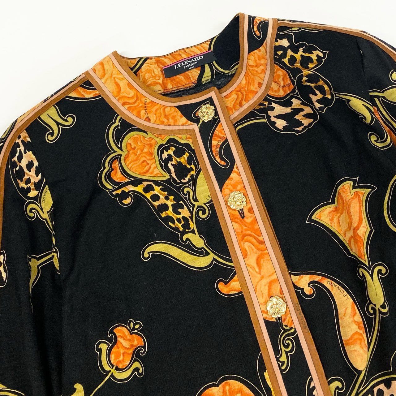 3k19 LEONARD FASHION レオナール ノーカラージャケット カーディガン 薄手 ロングスリーブ 金ボタン 花柄 アニマル柄 レディース 女性用 M ブラック ウールシルクu02t