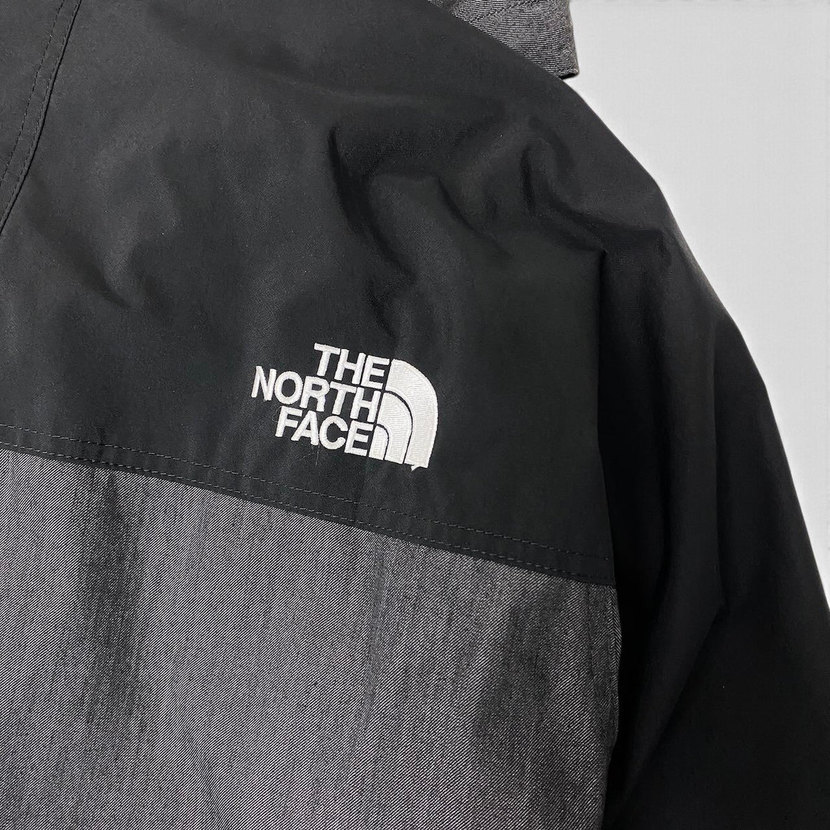 12i25 THE NORTH FACE ザノースフェイス マウンテンライトデニムジャケット ゴアテックス ロゴ刺繍 XLサイズ グレー ブラック ナイロン100％ メンズ 男性用u02t