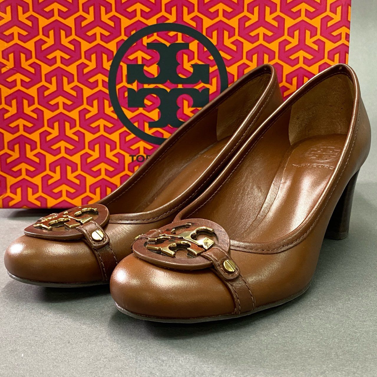 2k9 《美品》 TORY BURCH トリーバーチ ALMOND フロントロゴ レザーパンプス 7.5 ブラウン leather シューズ ブラジル製 箱付き