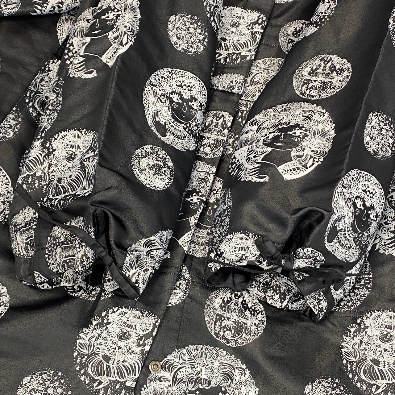 82k28《美品》 TOKUKO 1er VOL トクコプルミエヴォル 薄手コート スプリングコート ロング丈 総柄プリント 9号 ブラック系 ポリエステル レディースu02t