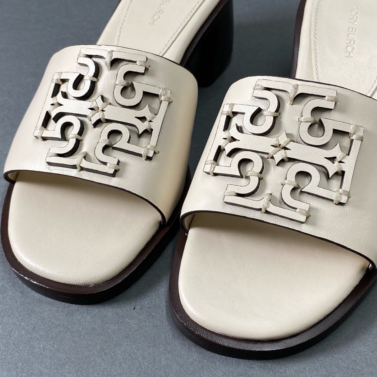 3e12 【極美品】 定価￥72,500 TORY BURCH トリーバーチ INES アイネス ヒールサンダル 5 1/2M ホワイト レザー シューズ T-LOGO SANDAL