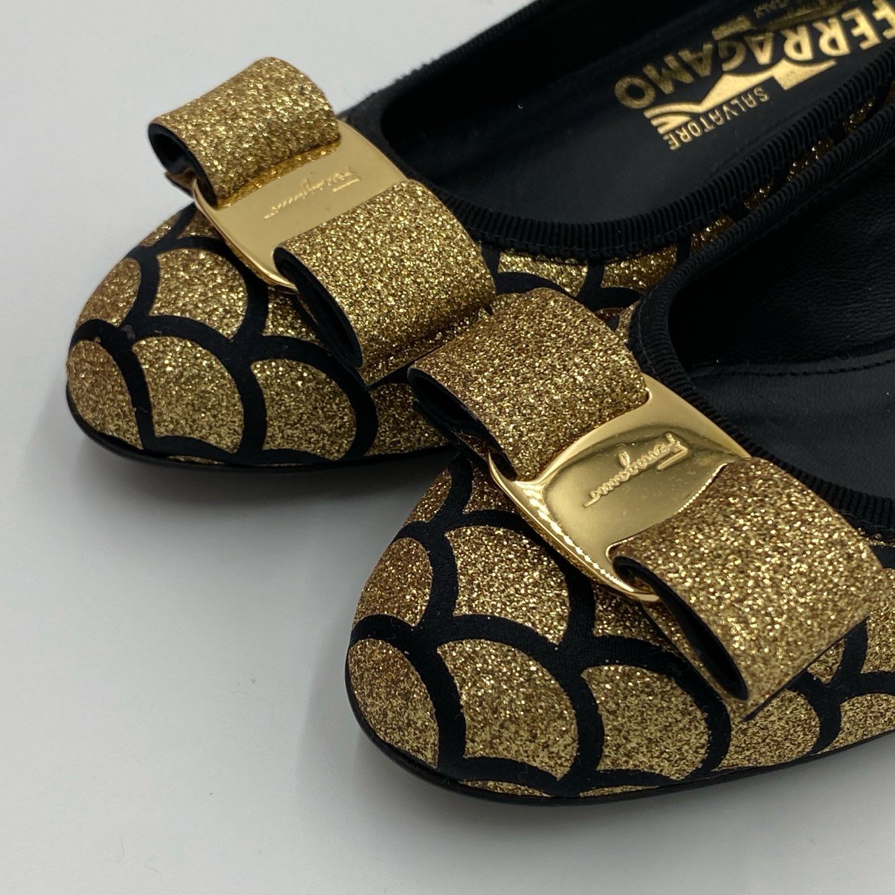 5h29《美品》 Salvatore Ferragamo サルヴァトーレフェラガモ VARA MER ヴァラリボン グリッターパンプス 5 ゴールド ブラック ラメ シューズ 希少モデル 箱 保存袋付属t18r