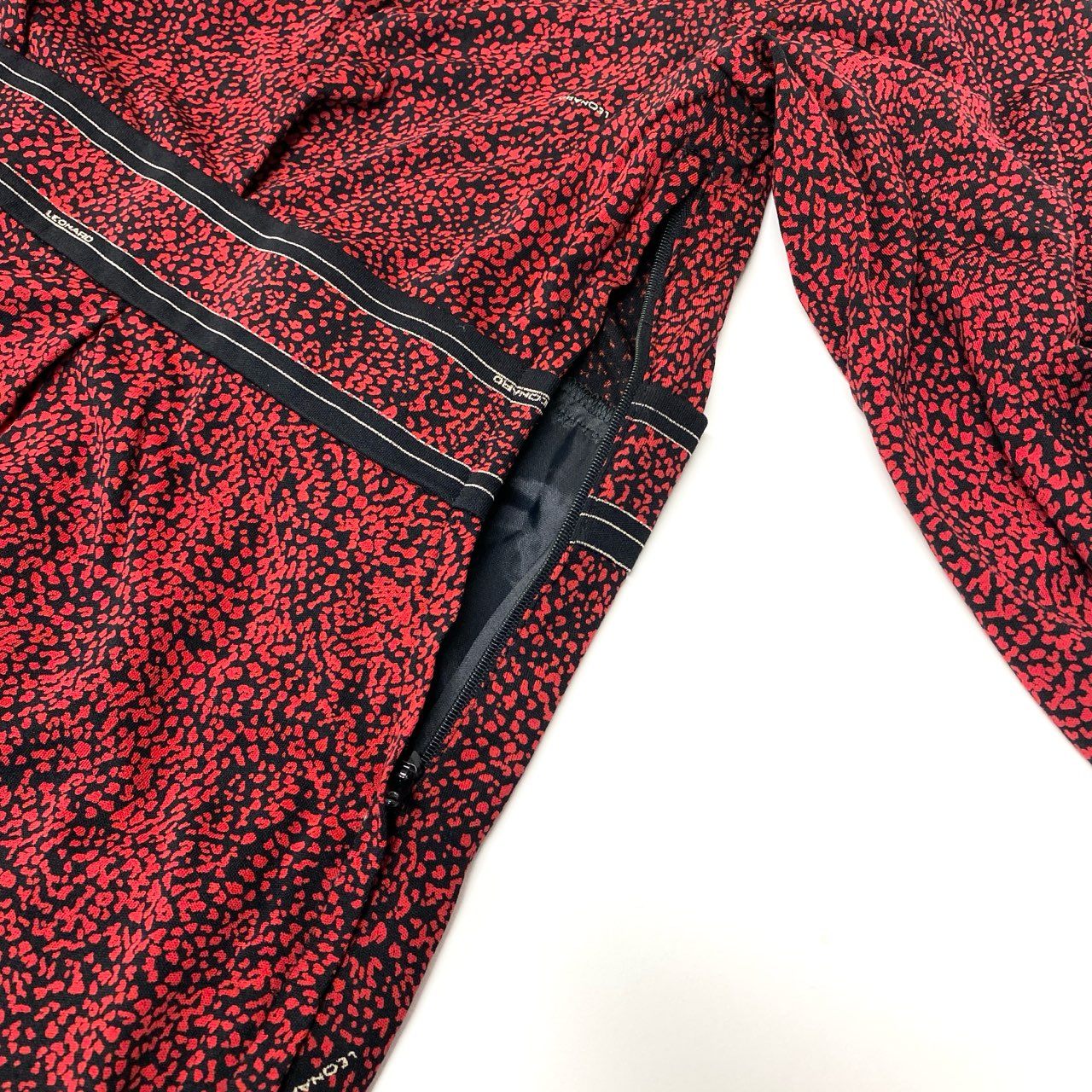 64b7 LEONARD レオナール 長袖ワンピース 総柄 開襟 ウエストマーク 3 レッド シルク100％ レディース 女性用u02t