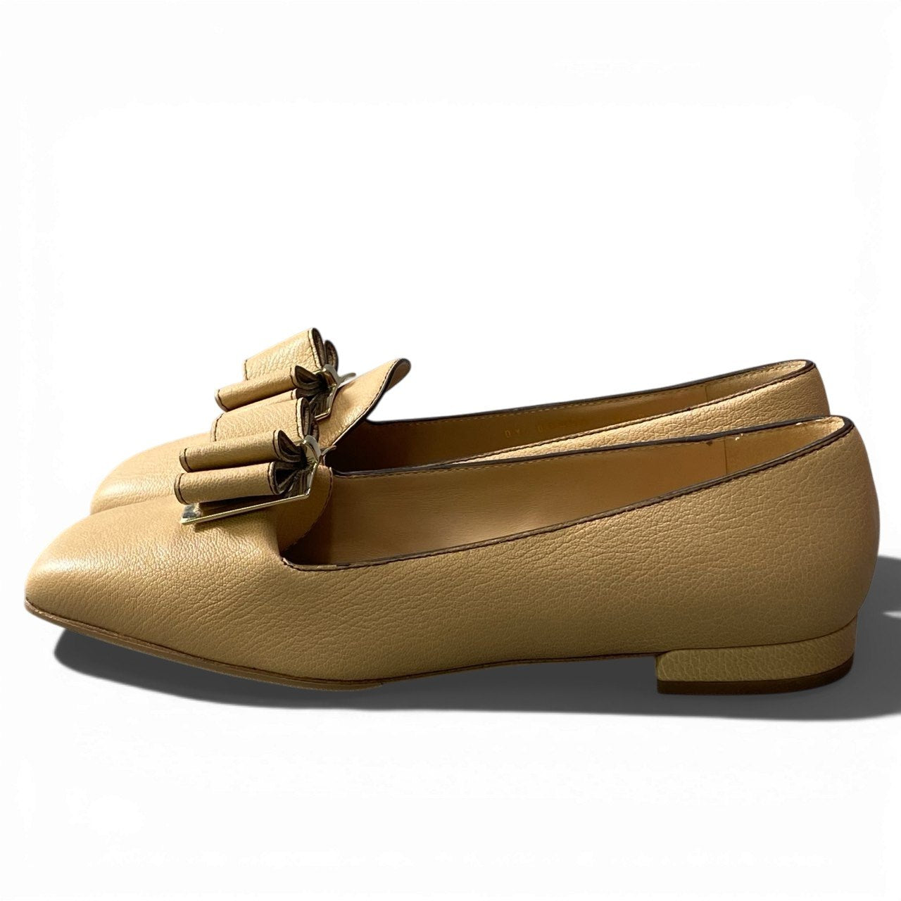 3b2【極美品】 Salvatore Ferragamo サルヴァトーレフェラガモ ヴァラリボン フラットシューズ スクエアトゥ レザー レディース 女性靴 6 1/2 ベージュ leatheru02t