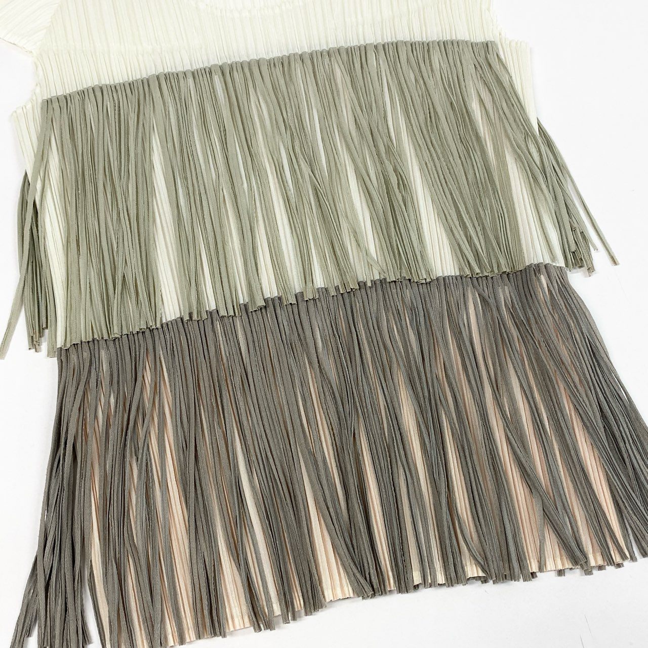 68a24 【美品】 PLEATS PLEASE プリーツプリーズ イッセイミヤケ プリーツフリンジカットソー トップス クルーネック PP83-JK862 ホワイト系 レディース 女性用k02i