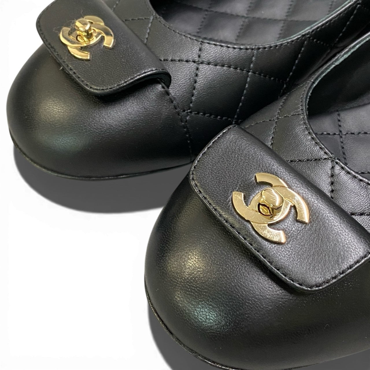 b13《極美品》 CHANEL シャネル 2024 COCOマーク パンプス マトラッセ ターンロック G45879 38 ブラック レザー レディースta1