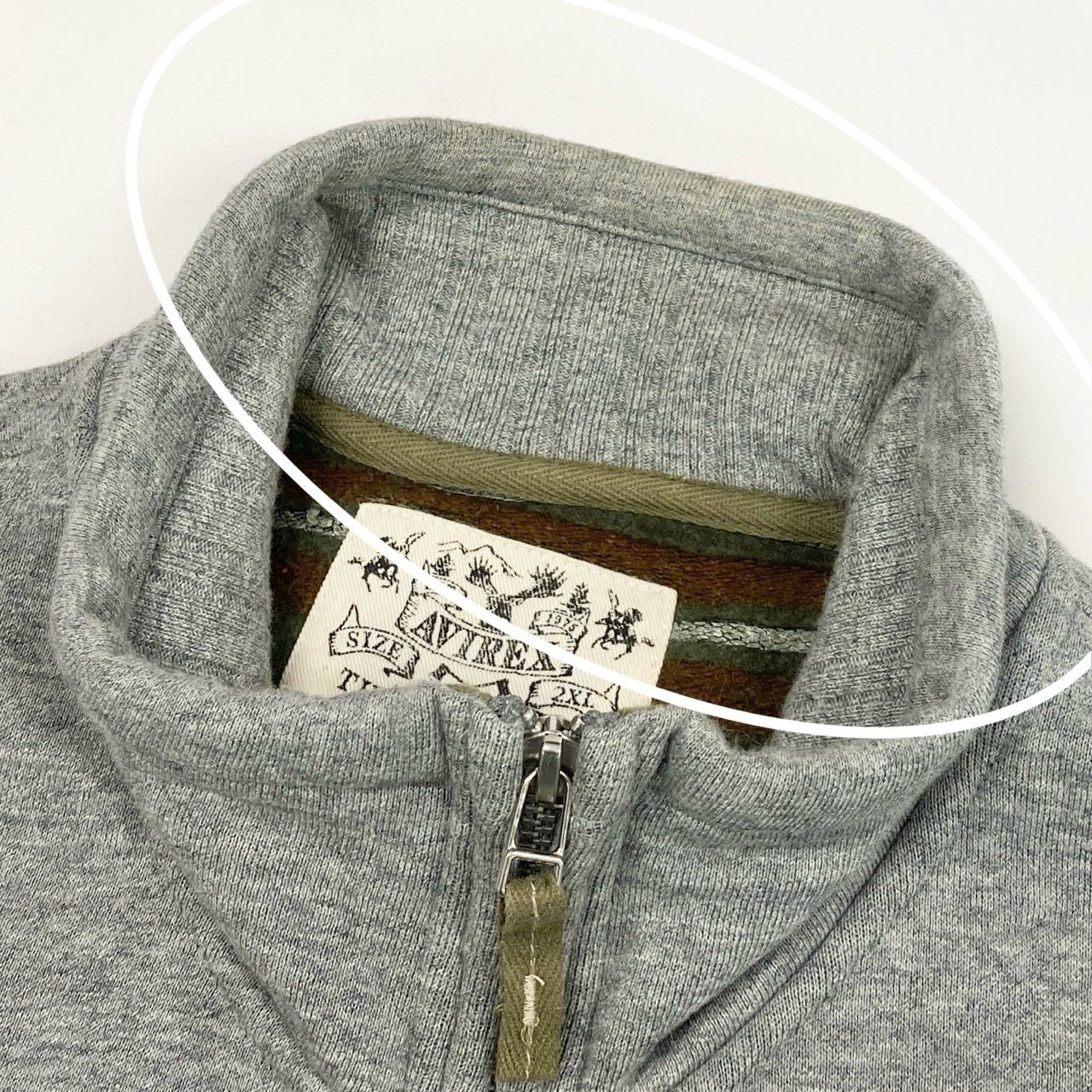 29l14 AVIREX アヴィレックス NATIVE EMB TRACK JKT 裏起毛スタンドジップアップジャケット 6113165 2XLサイズ グレー メンズo07t