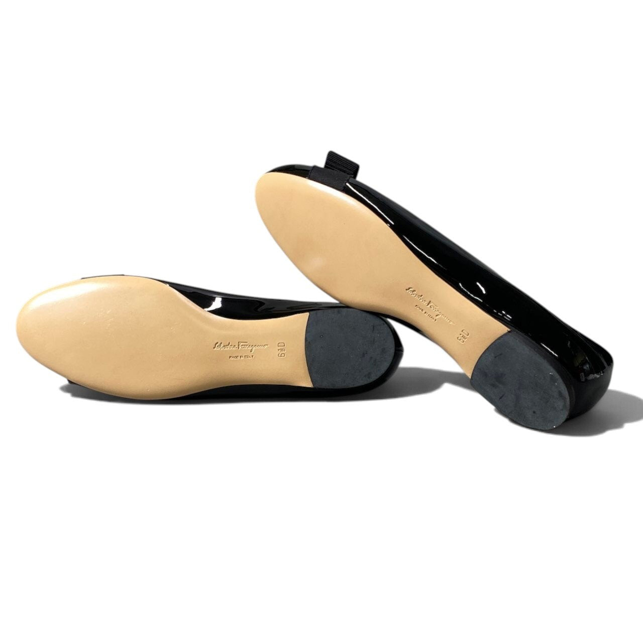 1i7 《極美品》 Salvatore Ferragamo サルヴァトーレフェラガモ ヴァラリボン パンプス フラットシューズ 6.5 ブラック パテントレザー レディースu02t