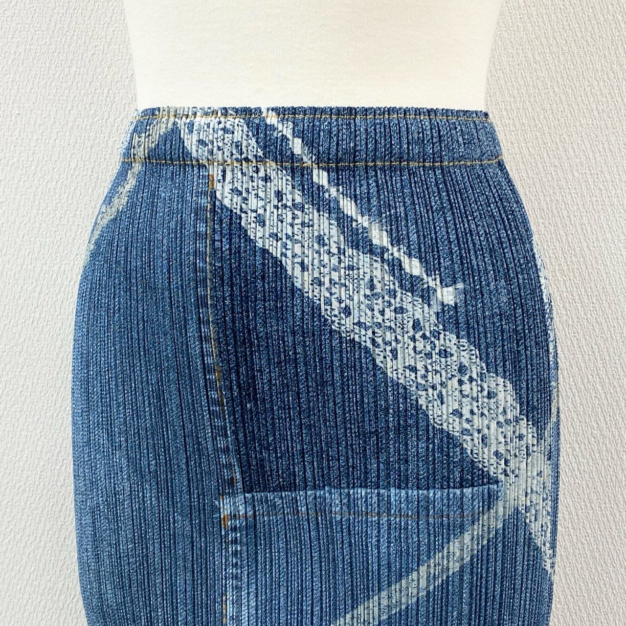 60b9 【美品】PLEATS PLEASE プリーツプリーズ デニム転写 プリーツスカート ロングフレアスカート  PP61-JG605 2サイズ ブルー系 ポリエステル100％ レディース 女性用k02i