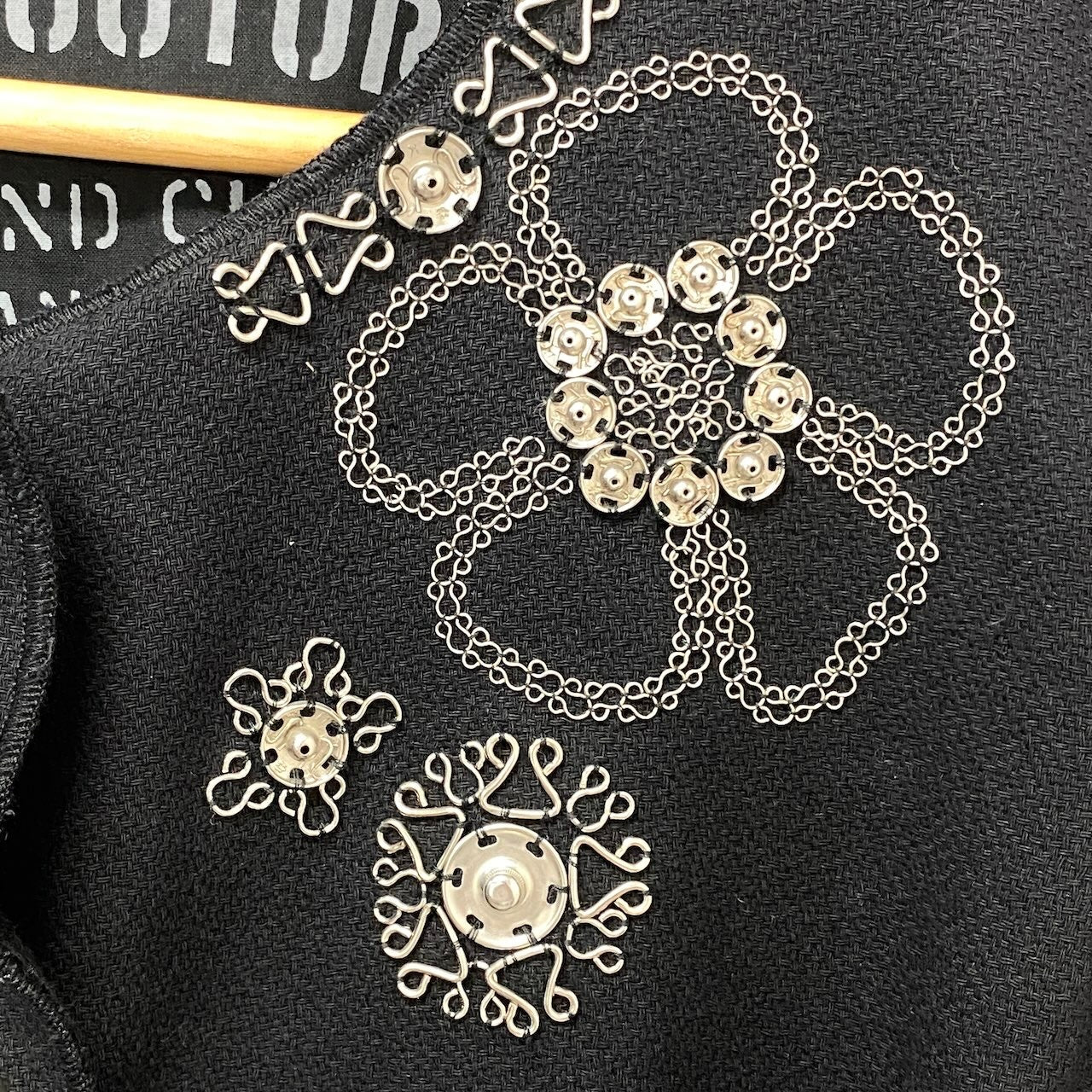 80e14 MOSCHINO モスキーノ ノーカラージャケット コットンジャケット 装飾ジャケット イタリア製 42サイズ ブラック コットン100％ レディース 女性用u02t