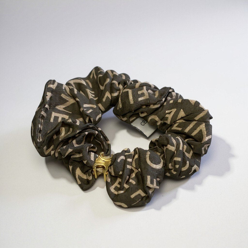 b2 CELINE セリーヌ ロゴ シュシュ ヘアアクセサリー トリオンフ ゴールド金具 グリーン シルク フランス製ta1