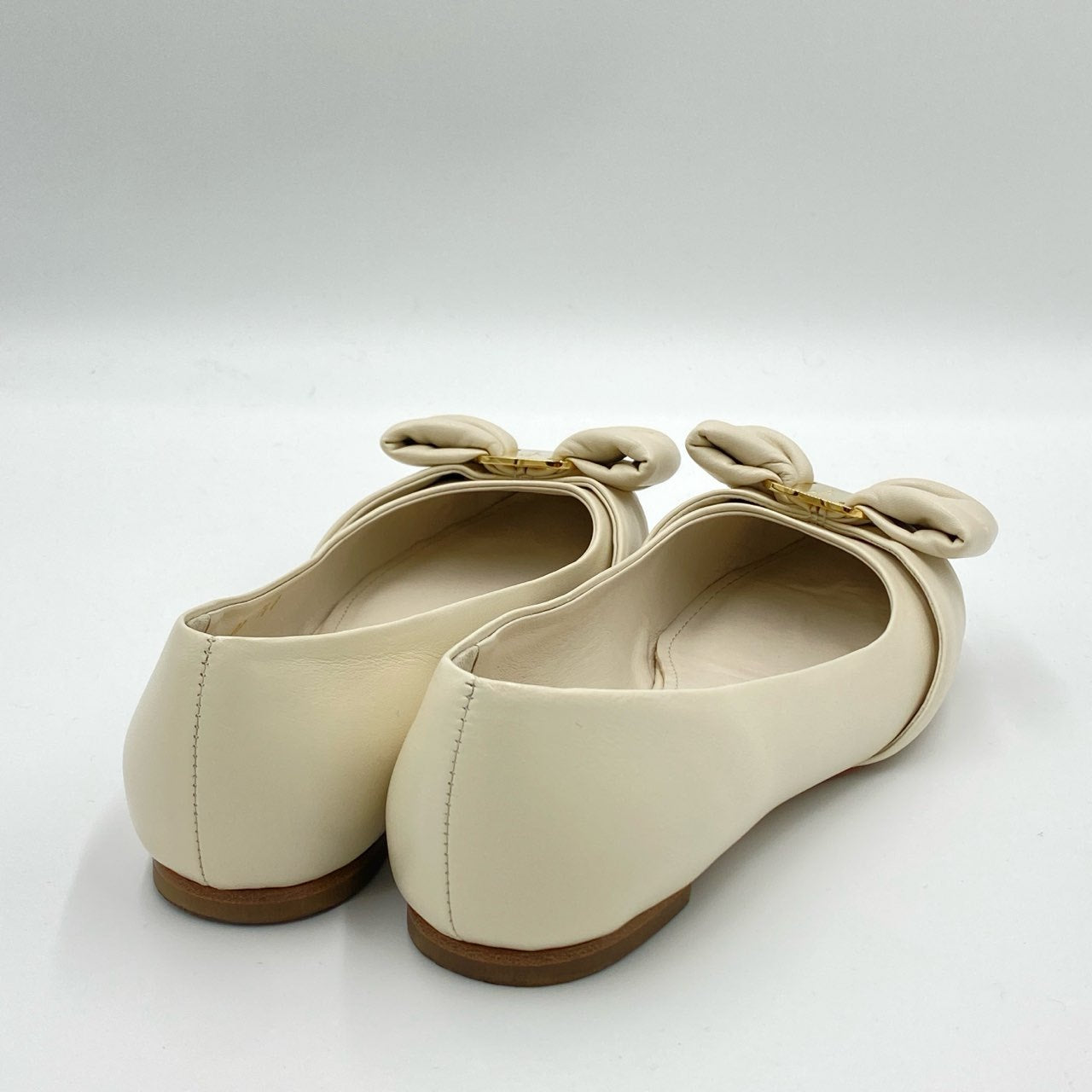 2i3《美品》 Salvatore Ferragamo サルヴァトーレフェラガモ Pre-Oened プレオウンド Varina リボンフラットシューズ 7 1/2 ホワイト レザー パンプスt18r