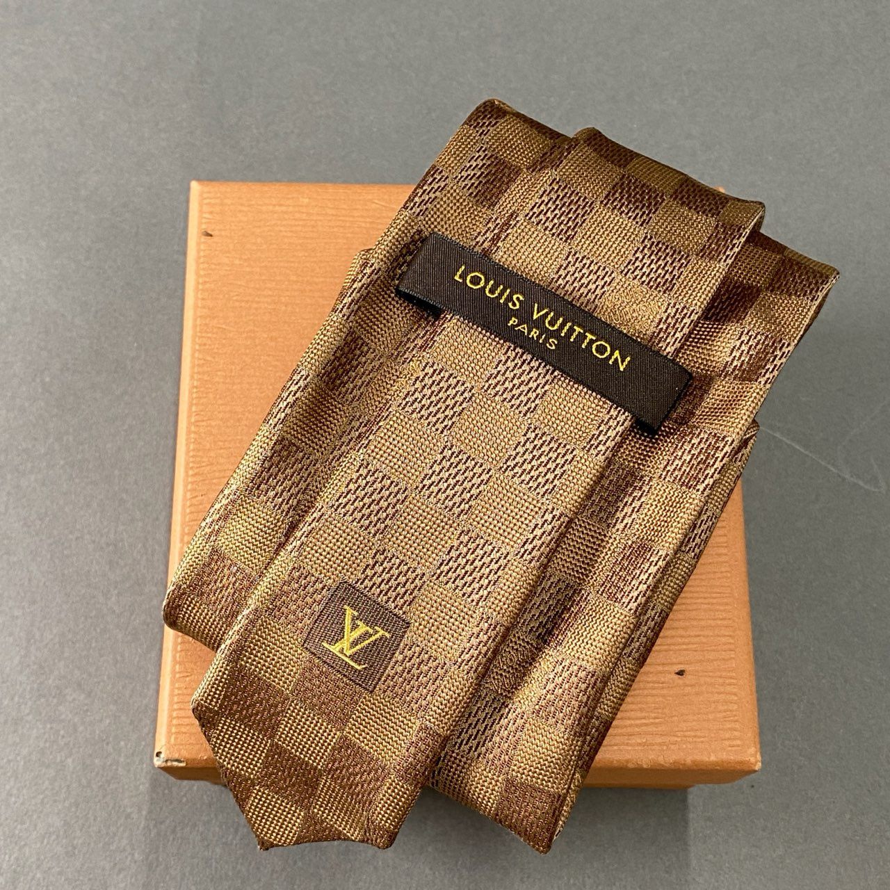 h2 《美品》 LOUIS VUITTON ルイヴィトン シルクネクタイ ダミエ ロゴ入り ブラウン シルク100％ メンズ フォーマル ドレス