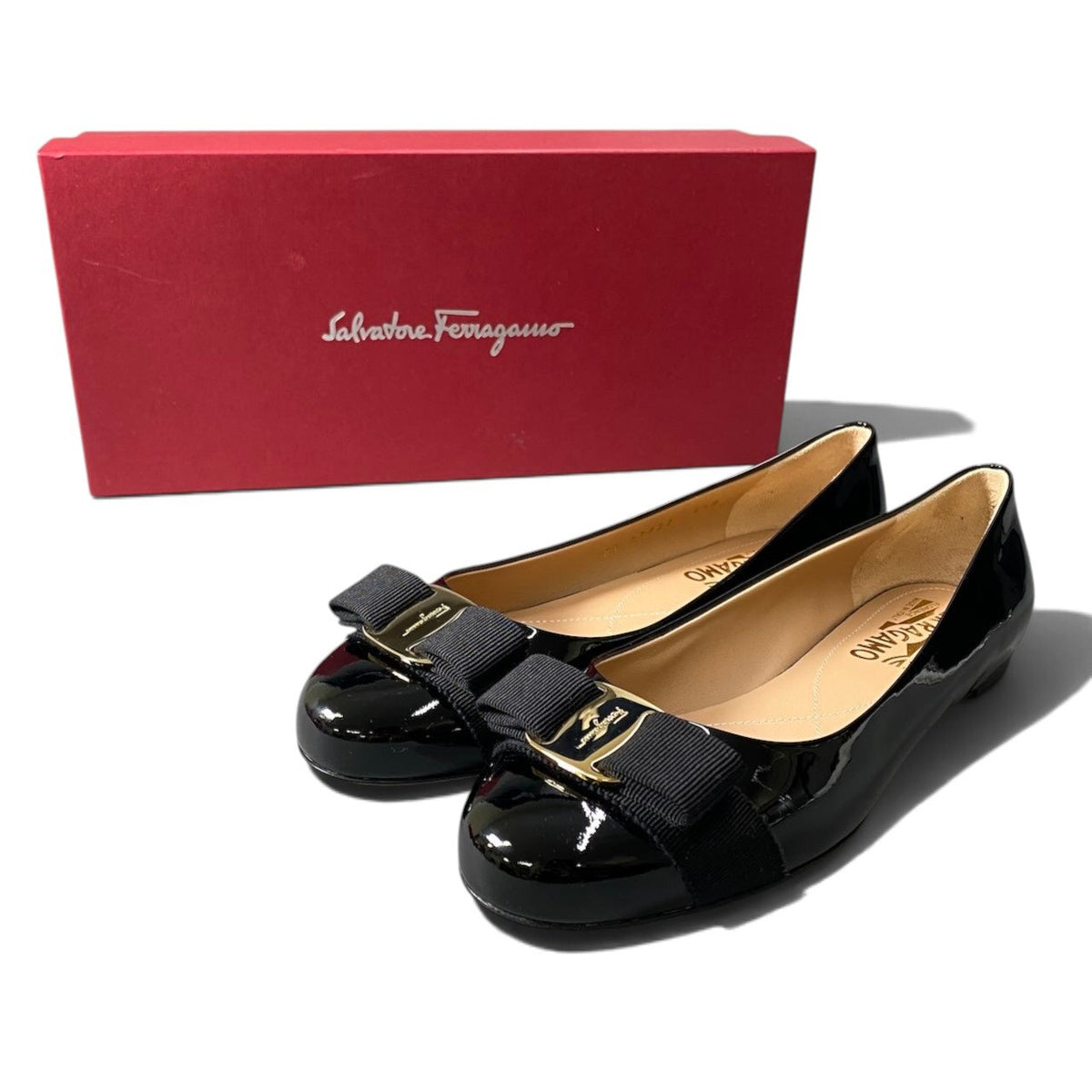 1i7 《極美品》 Salvatore Ferragamo サルヴァトーレフェラガモ ヴァラリボン パンプス フラットシューズ 6.5 ブラック パテントレザー レディースu02t