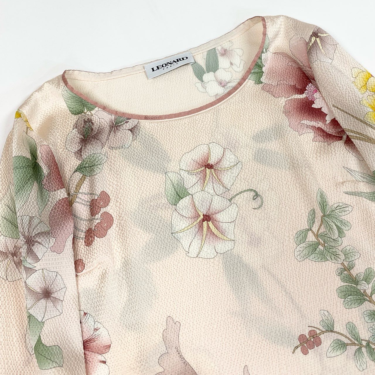 68d13 【美品】 LEONARD PARIS レオナール ロングスリーブ カットソー 美しい花柄プリント シルクブレンド トップス イタリア製 サイズ38 光沢 薄ピンク レディース 女性用u02t