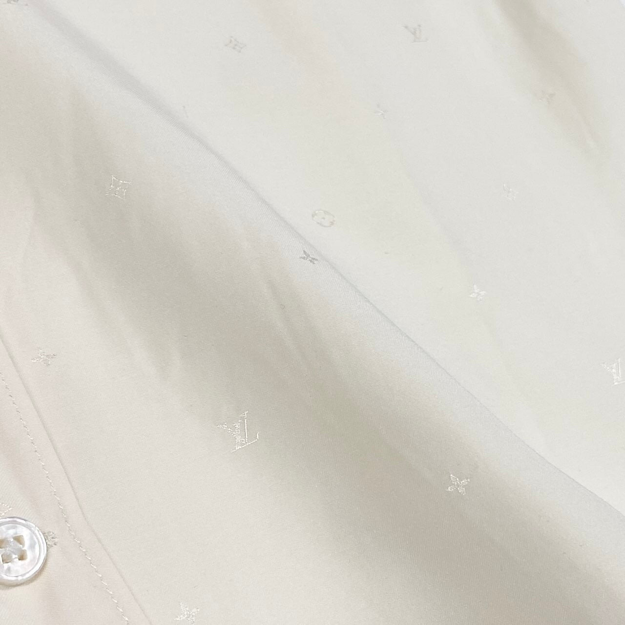 Me1 【未使用タグ付】 LOUIS VUITTON ルイヴィトン モノグラム ジャガード シルクシャツ ロングスリーブシャツ SLIM FIT RM212F ZLC HKS8PW サイズ39/15-1/2 ホワイト メンズ 紳士服k02i