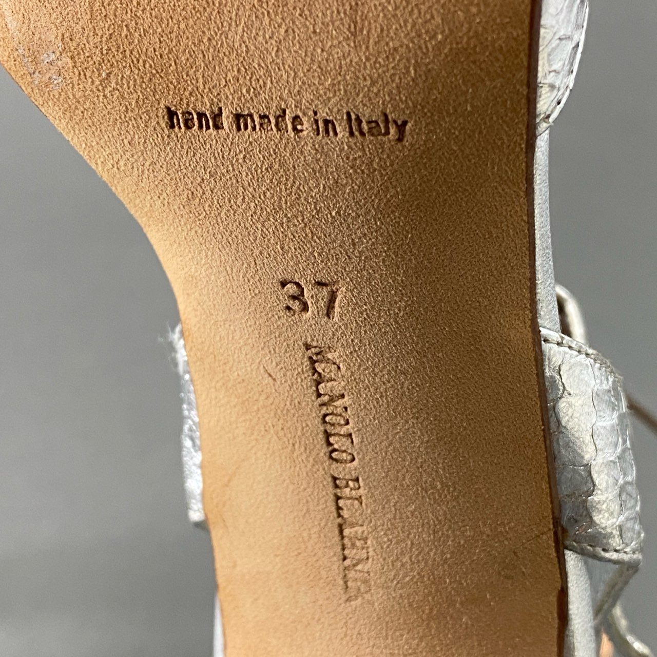 3f18 MANOLO BLAHNIK マノロブラニク パールビジュー ヒールサンダル 37 メタリック シルバー クリスタル パイソン風 ハイヒール イタリア製 シューズ