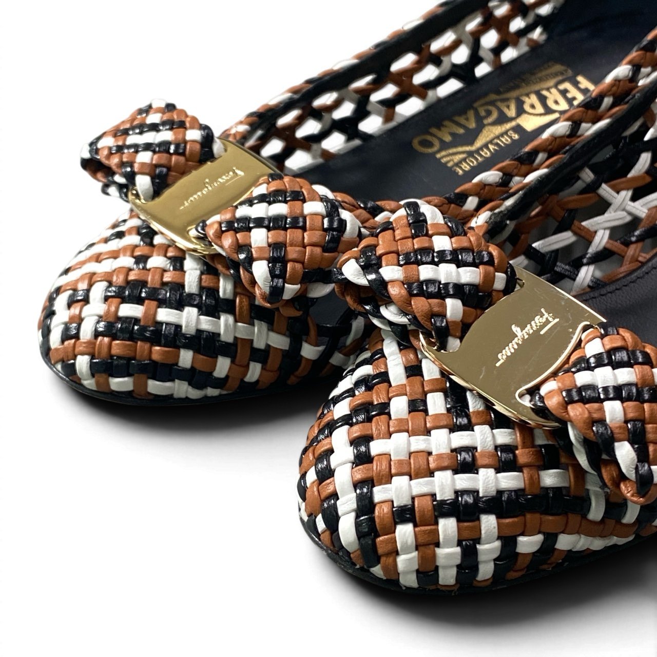 2d23 Salvatore Ferragamo サルバトーレフェラガモ ヴァラリボンパンプス 編み込み メッシュ シューズ 50サイズ マルチカラー レザー レディース 女性用u02tu02t