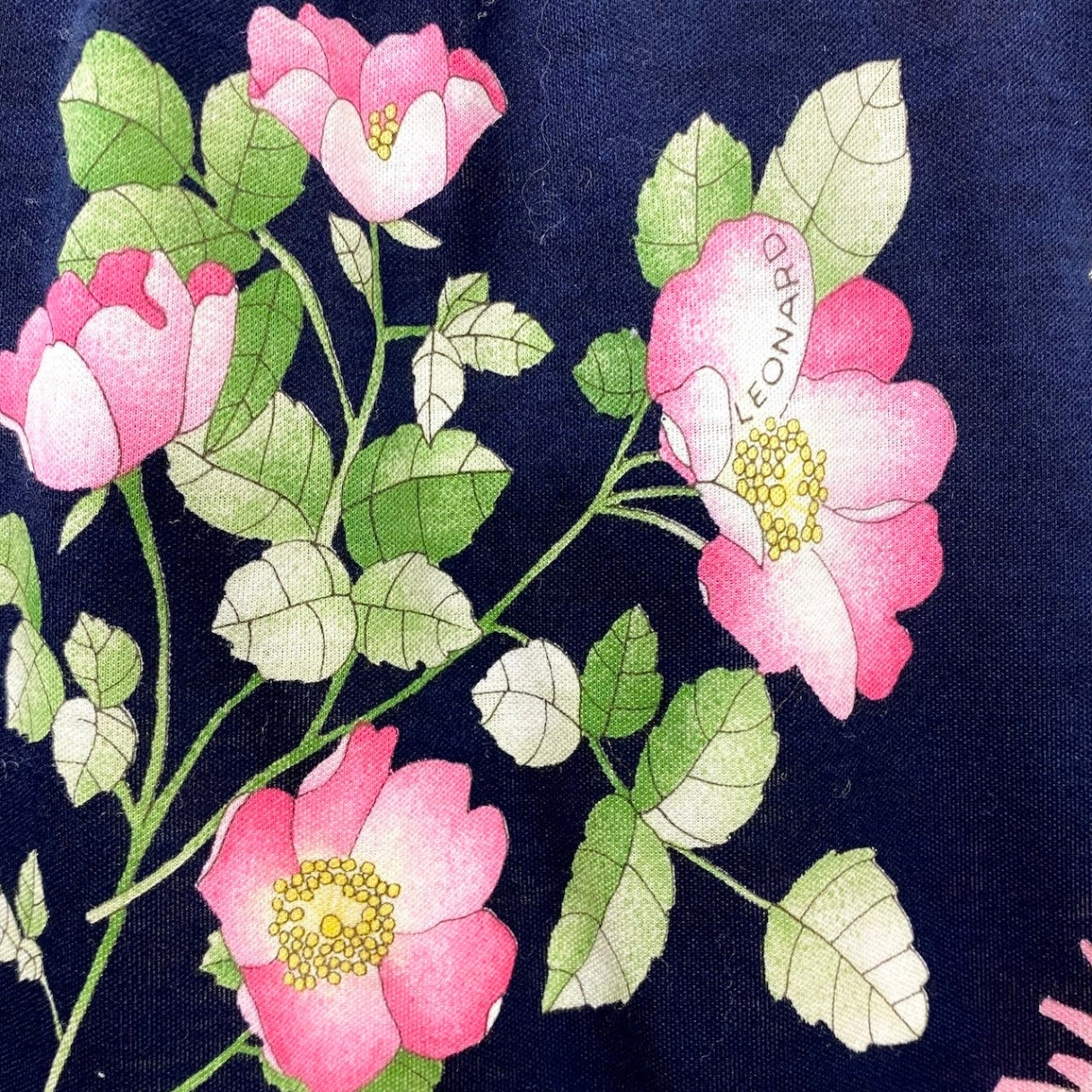 27f17 【美品】 LEONARD FASHION レオナール 半袖Tシャツ クルーネック カットソー 美しい花柄プリント サイズM ネイビー コットン100％ レディース 女性服u02t