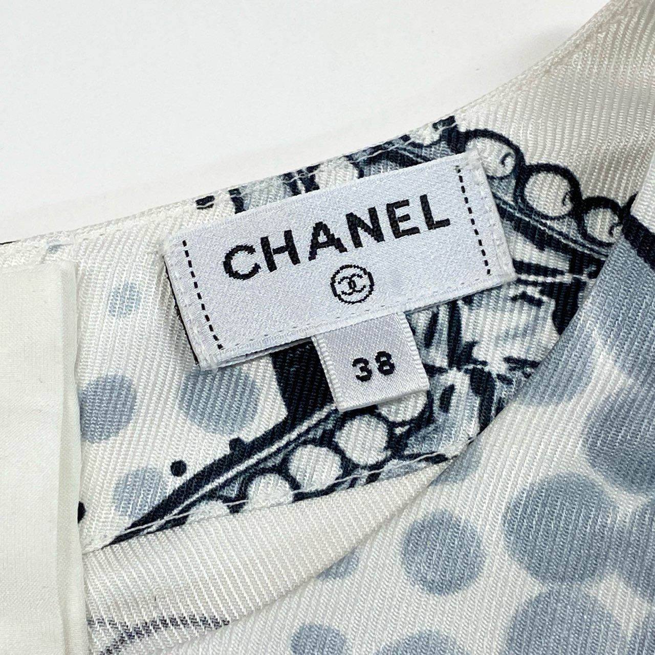 b23 CHANEL シャネル P80342 2025SS CCロゴ 半袖シルクブラウス 半袖トップス サイズ38 オフホワイト系 レディース Tシャツta1