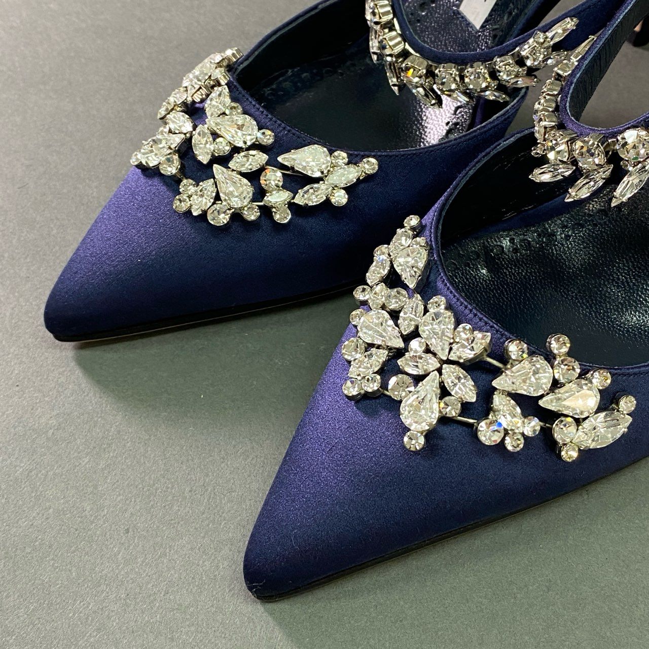 7a28 《極美品》 MANOLO BLAHNIK マノロブラニク クリスタル ヒールパンプス ミュール シューズ ビジュー ピンヒール イタリア製 37 ネイビー