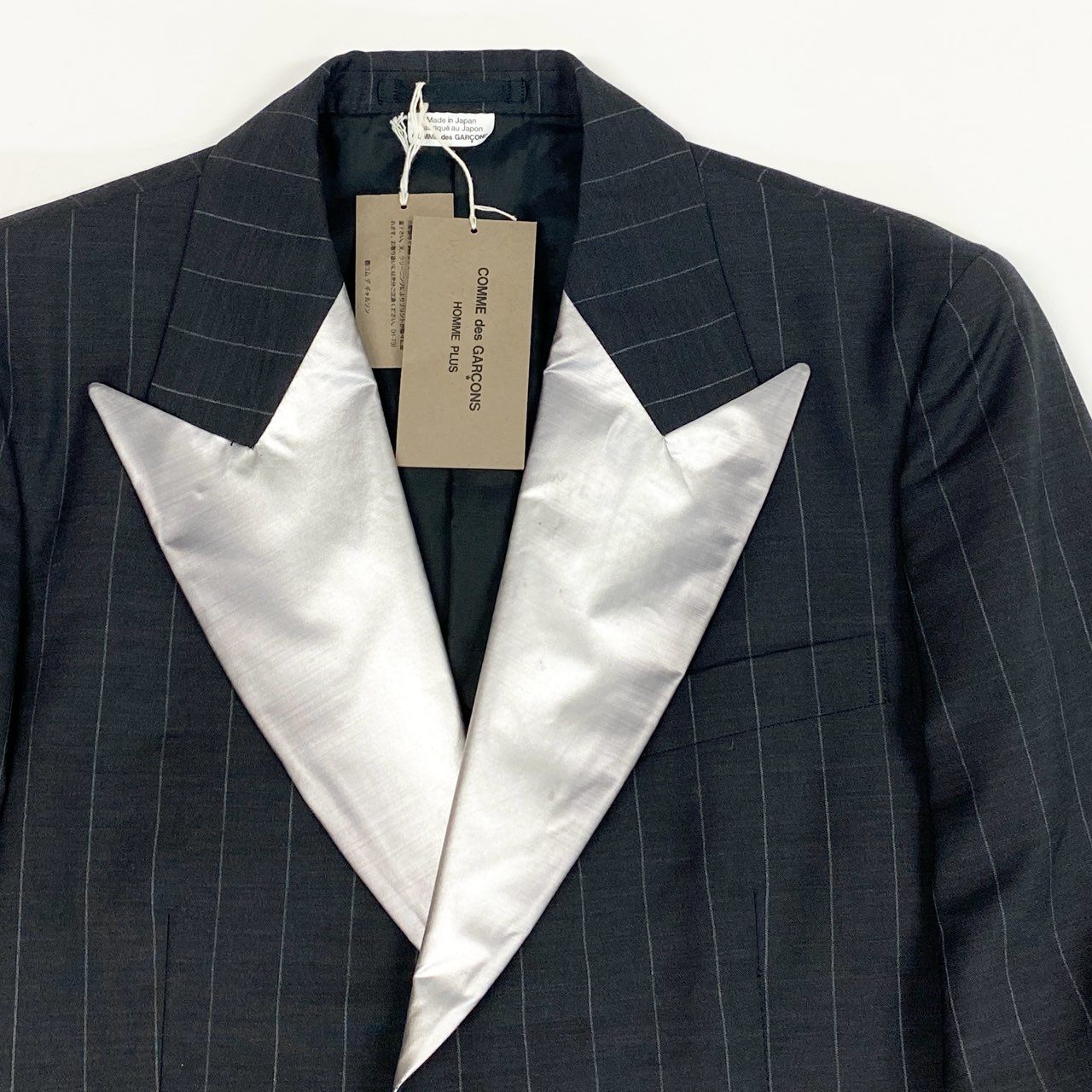 33a26 COMME des GARCONS HOMME PLUS コムデギャルソン オムプリュス テーラードジャケット シルバー襟 ストライプ AD2020 PG-J037-051-1-1 XSサイズ グレー シルバー メンズo07t
