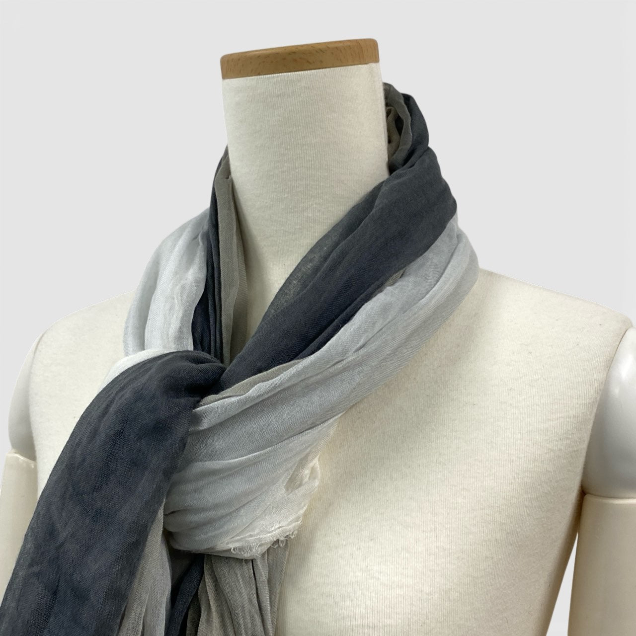 60b10 Faliero Sarti ファリエロサルティ 大判ストールマフラー グラデーションストール シルク混 グレー ホワイト ユニセックスu02t