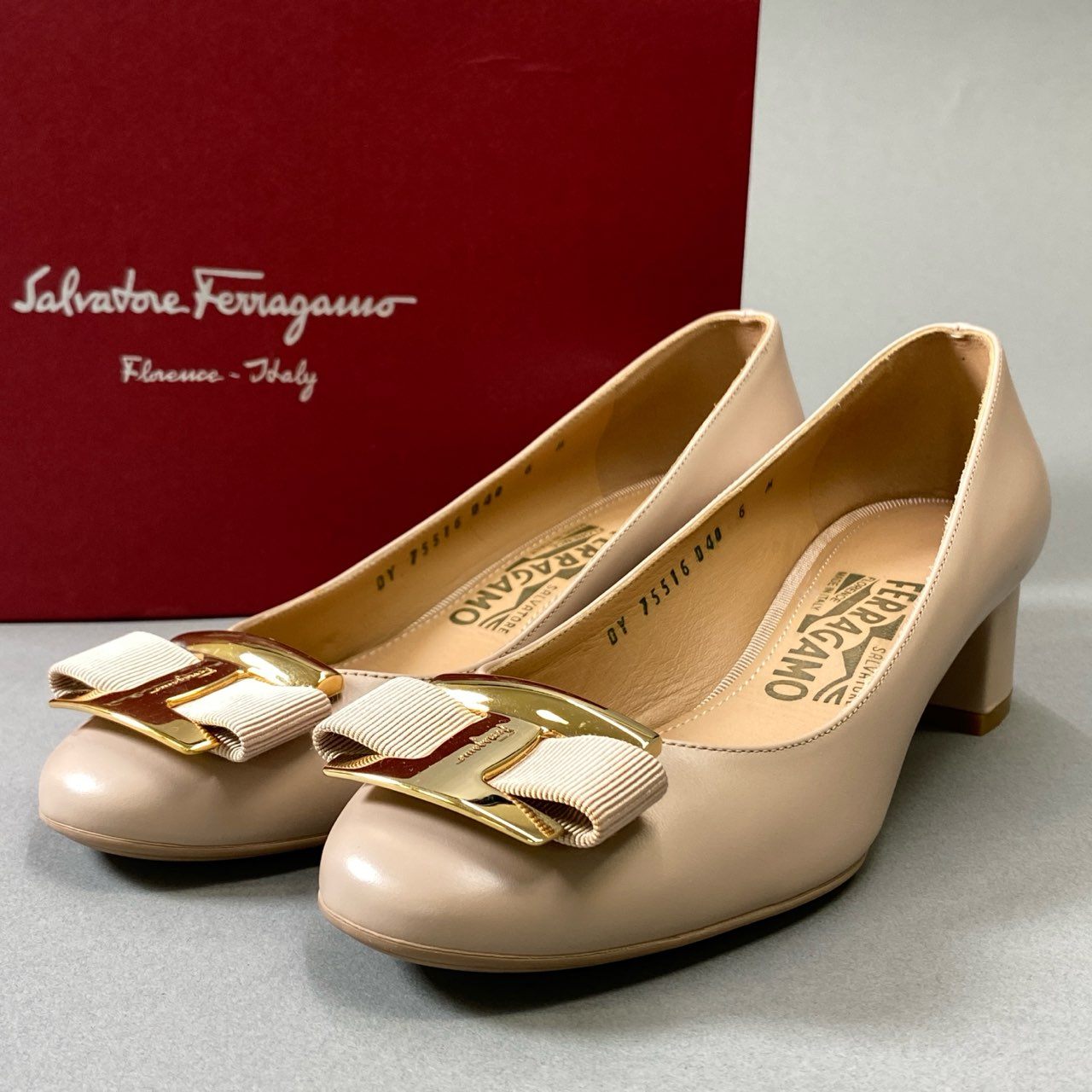 6j16 《美品》 SALVATORE FERRAGAMO サルヴァトーレフェラガモ NINNA ヒールパンプス イタリア製 ヴァラリボン シューズ 6 23cm相当 ピンクベージュ レザー レディースo07t