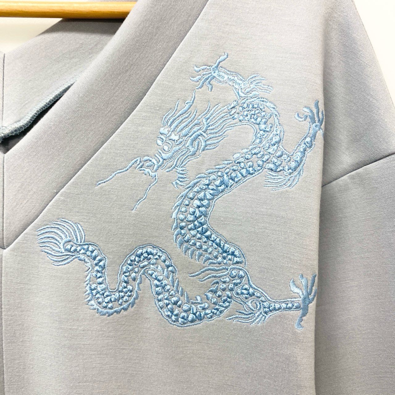11c20 VIVIENNE TAM ヴィヴィアンタム 2024 ドラゴン刺繍 長袖カットソーワンピース ロングワンピース 38 ライトブルー レディースu02t