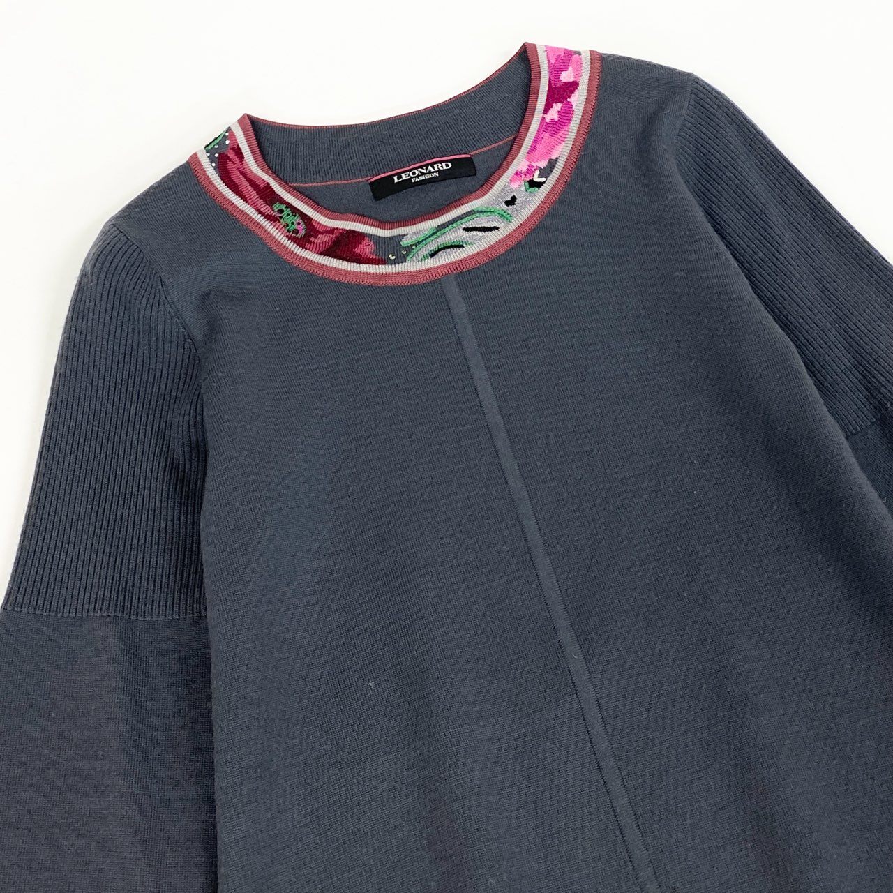 63d13 LEONARD FASHION レオナール 七分袖 ニットワンピース 膝丈ワンピース 花柄刺繍 ラインストーン装飾 リブ切替 ウールシルク混 サイズ40 グレー レディース 女性用o07t