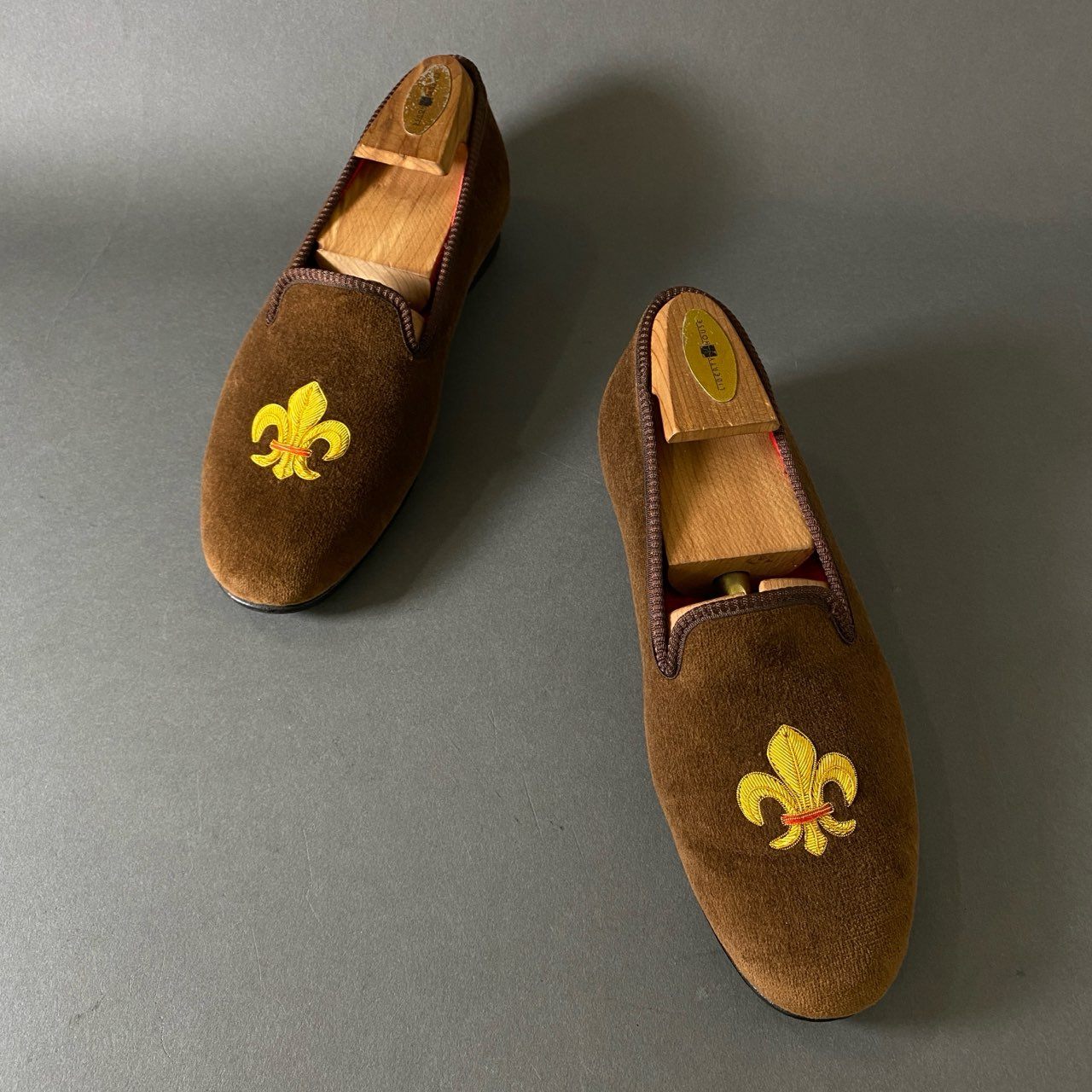 8g19 《美品》 Tricker's トリッカーズ イングランド製 JERMYN STREET オペラシューズ スリッポンシューズ 刺繍 6 ブラウン ベロア