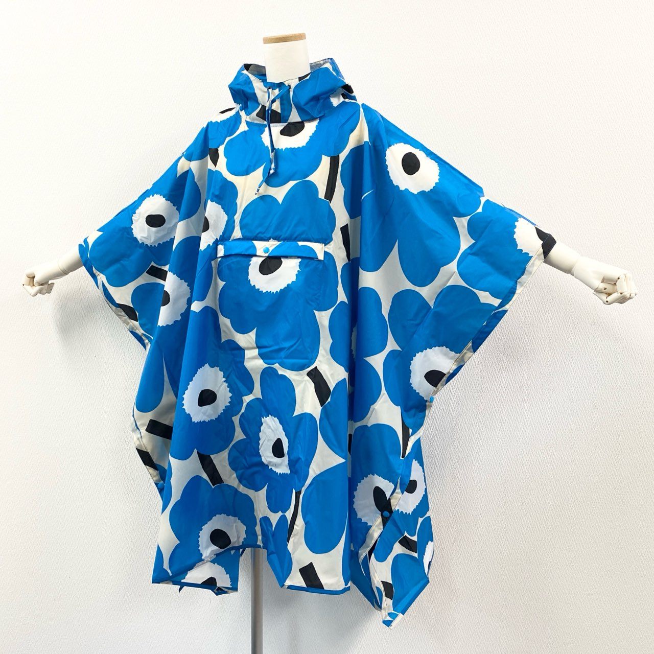 56d13 【未使用タグ付】 marimekko マリメッコ Unikko Rain Poncho レインコート ポンチョ ウニッコ柄 花柄プリント ONE SIZE ブルー ホワイト レディース 女性用u02t