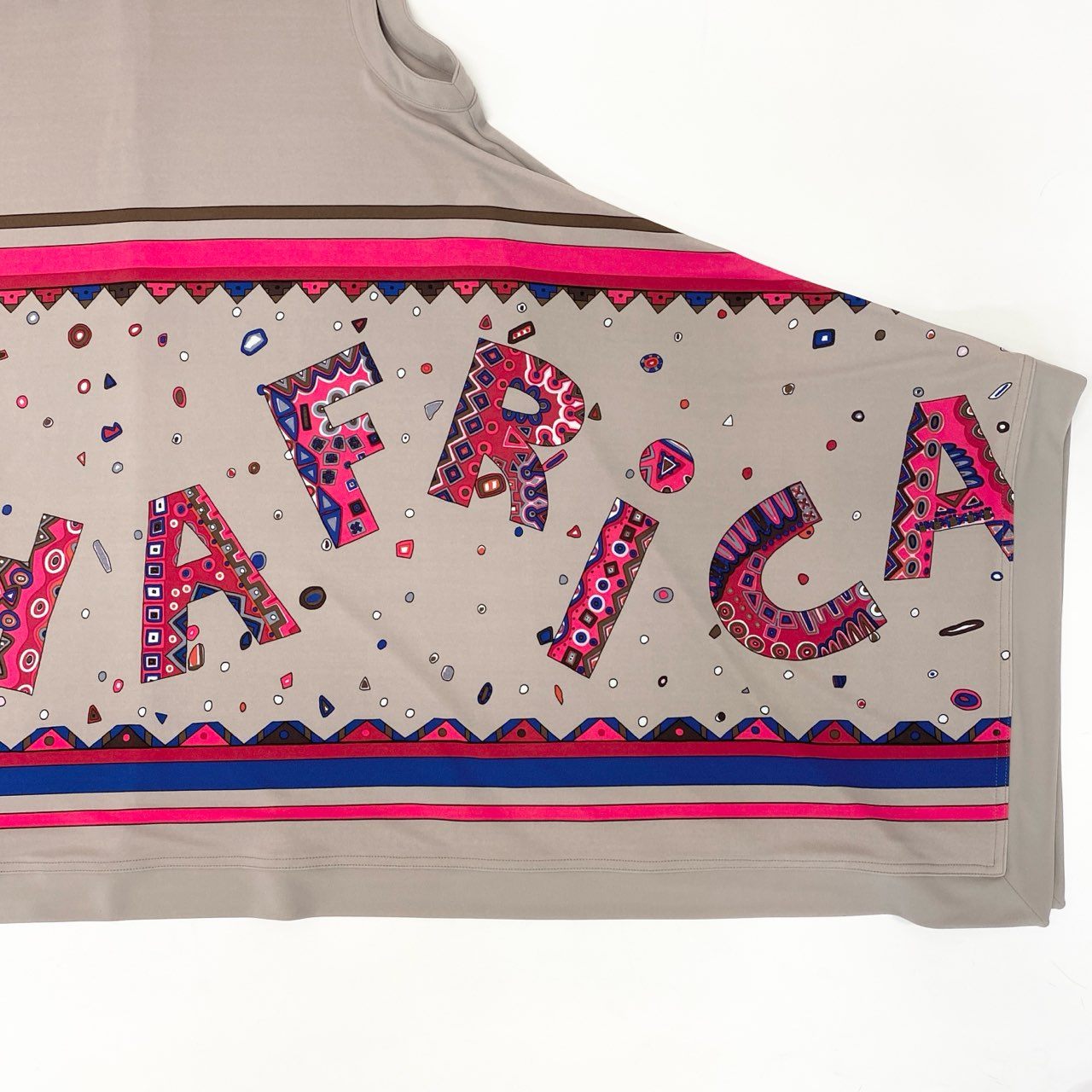 26k27 TOKUKO1er VOL トクコプルミエヴォル ノースリーブワンピース フレアワンピース 襟フリル アルファベットプリント レディース 女性用 9 ベージュ系u02t