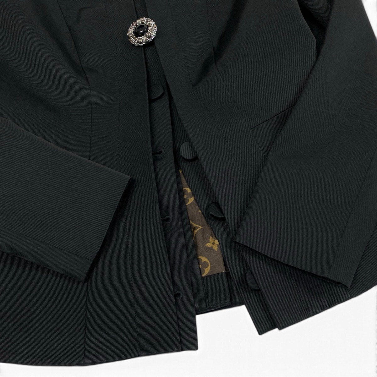 h31 《タグ付き》 LOUIS VUITTON ルイヴィトン ペプラム ノーカラージャケット 裏地モノグラム FQVE64 34 ブラック シルク レディースu02t