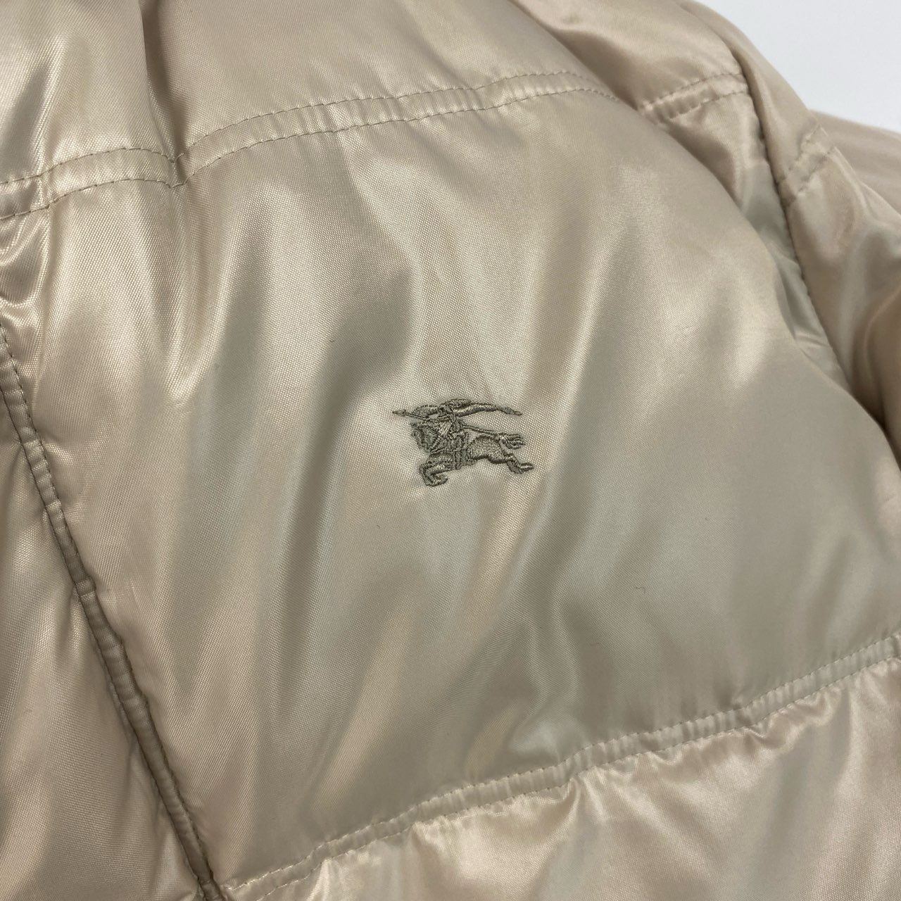 74k4 BURBERRY LONDON BLUE LABEL バーバリー ブルーレーベル ロゴ刺繍 ダウンジャケット 裏地チェック柄 フード着脱可 FCK40-733-40 Mサイズ ライトベージュ メンズo07t