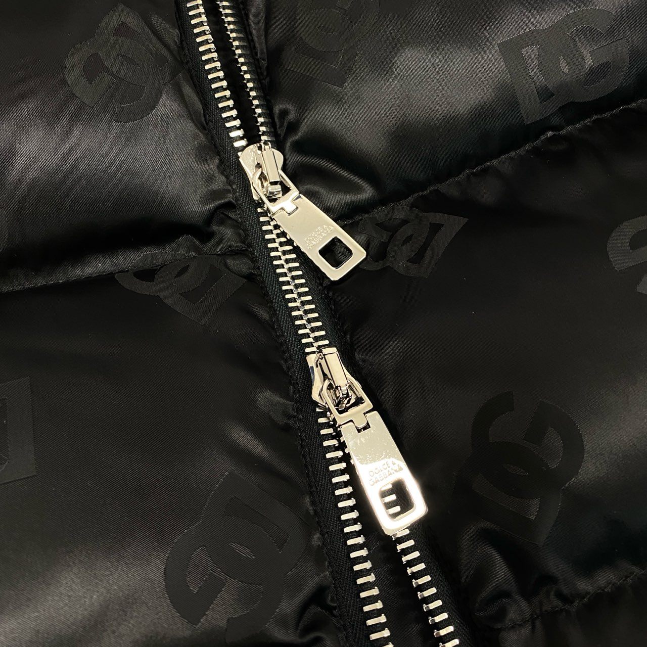 Ic10 《未使用品》定価44万 DOLCE&GABBANA ドルチェアンドガッバーナ 現行 DGロゴ パテッド サテンジャカード ダウンジャケット サイズ40 ブラック D&G タグ付t18r