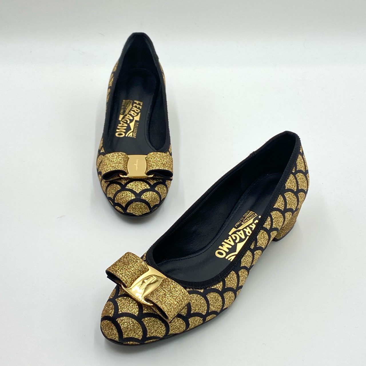 5h29《美品》 Salvatore Ferragamo サルヴァトーレフェラガモ VARA MER ヴァラリボン グリッターパンプス 5 ゴールド ブラック ラメ シューズ 希少モデル 箱 保存袋付属t18r
