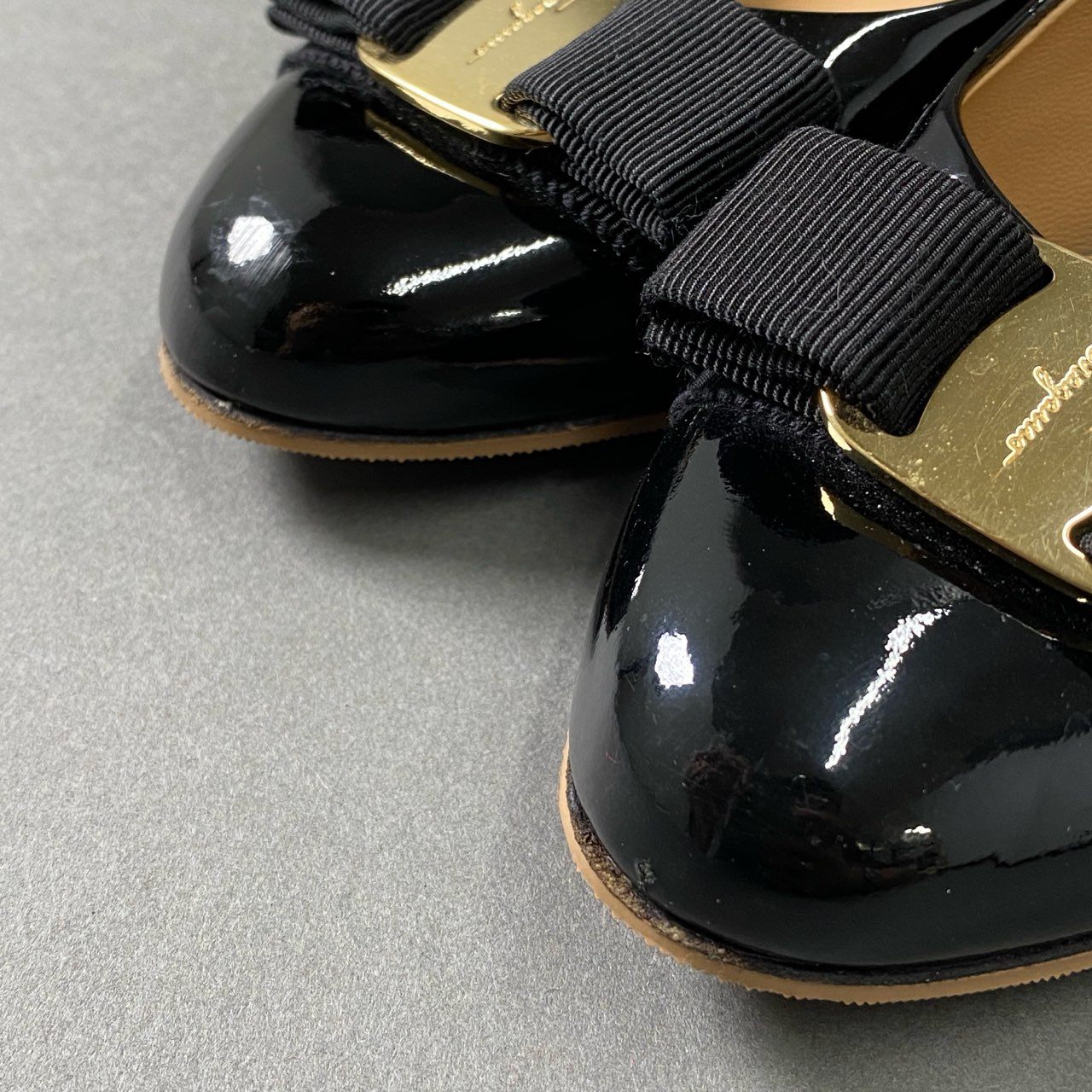 3f26 Salvatore Ferragamo サルヴァトーレフェラガモ ヴァラリボン レザーパンプス サイズ6D ブラック パテントレザー レディ－ス 女性用 靴