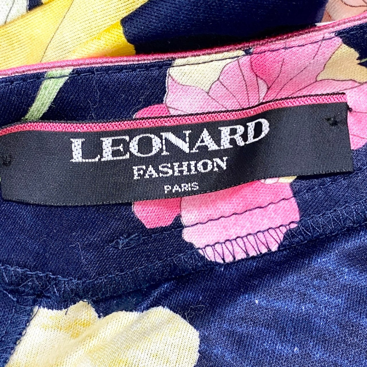 27f17 【美品】 LEONARD FASHION レオナール 半袖Tシャツ クルーネック カットソー 美しい花柄プリント サイズM ネイビー コットン100％ レディース 女性服u02t