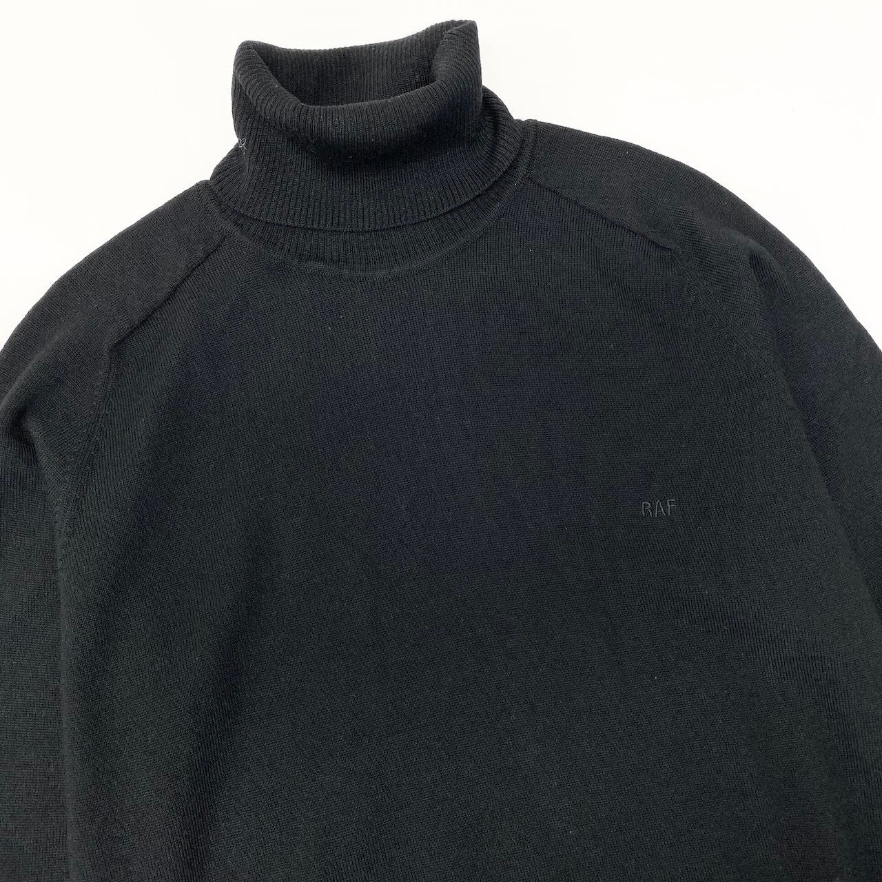 86d9 RAF BY RAF SIMONS ラフシモンズ タートルネック ニットセーター ハイゲージニット ウールブレンド ワンポイント刺繍 サイズS ブラックo07t