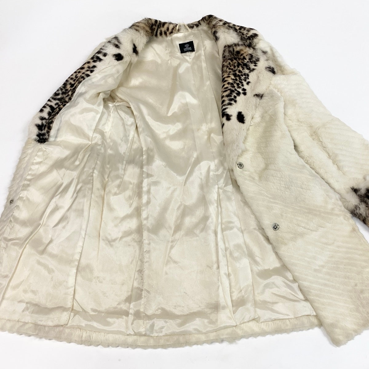 Ag18 VERSACE JEANS COUTURE ヴェルサーチ レオパード柄 ファーコート ホワイト系 レディースu02t