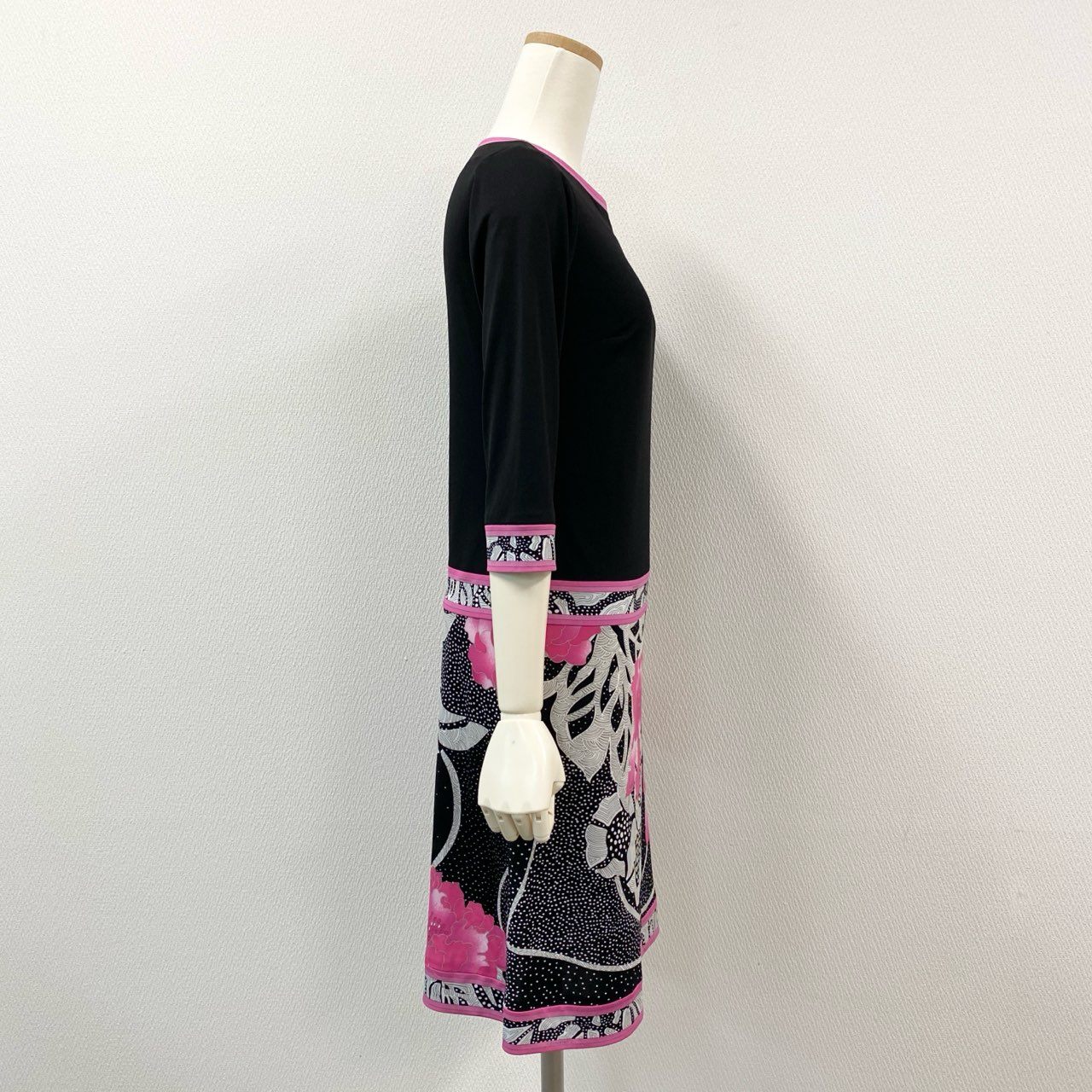 32i9【美品】 LEONARD レオナール 七分袖ワンピース カンカン素材 花柄ワンピース 薄手 レディース 女性用 0330327 34 ブラック ピンクu02t