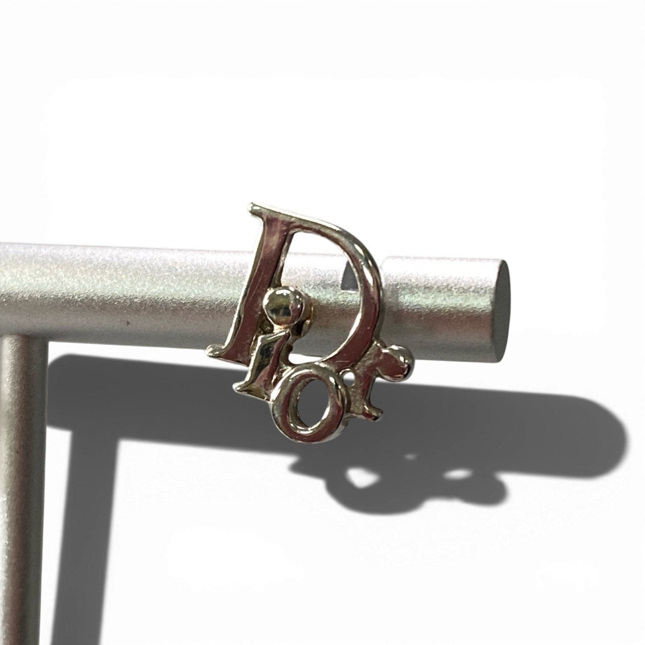 c4 Christian Dior クリスチャンディオール ロゴデザイン ピアス 両耳 シルバー Logo Pierced Earringst18r