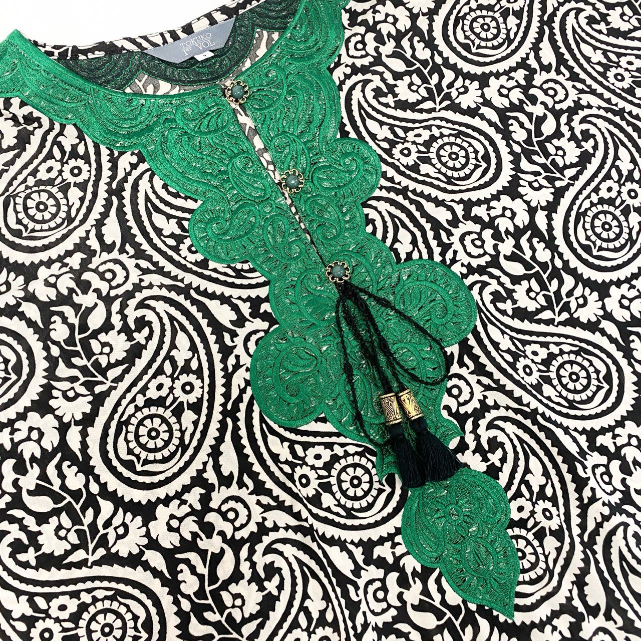 44k28 TOKUKO 1er VOL トクコプルミエヴォル ポンチョ 伸縮ストレッチ ペイズリー柄 総柄 フロント刺繍 レース装飾 レディース トップス 9 マルチカラーu02t