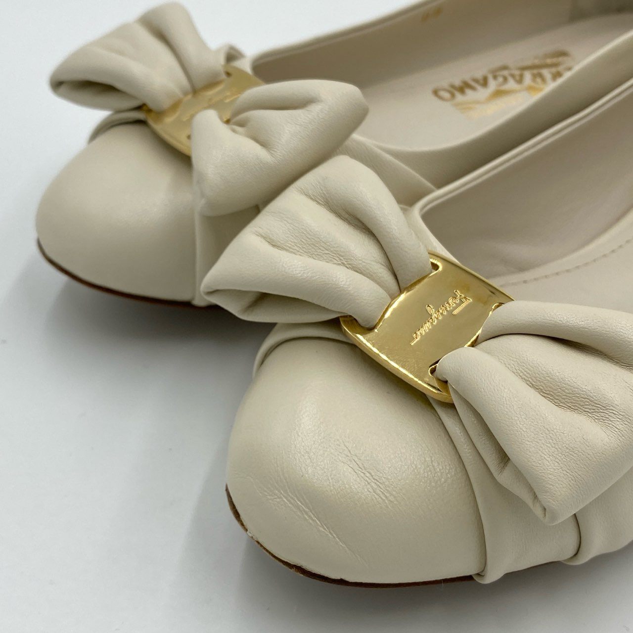 2i3《美品》 Salvatore Ferragamo サルヴァトーレフェラガモ Pre-Oened プレオウンド Varina リボンフラットシューズ 7 1/2 ホワイト レザー パンプスt18r