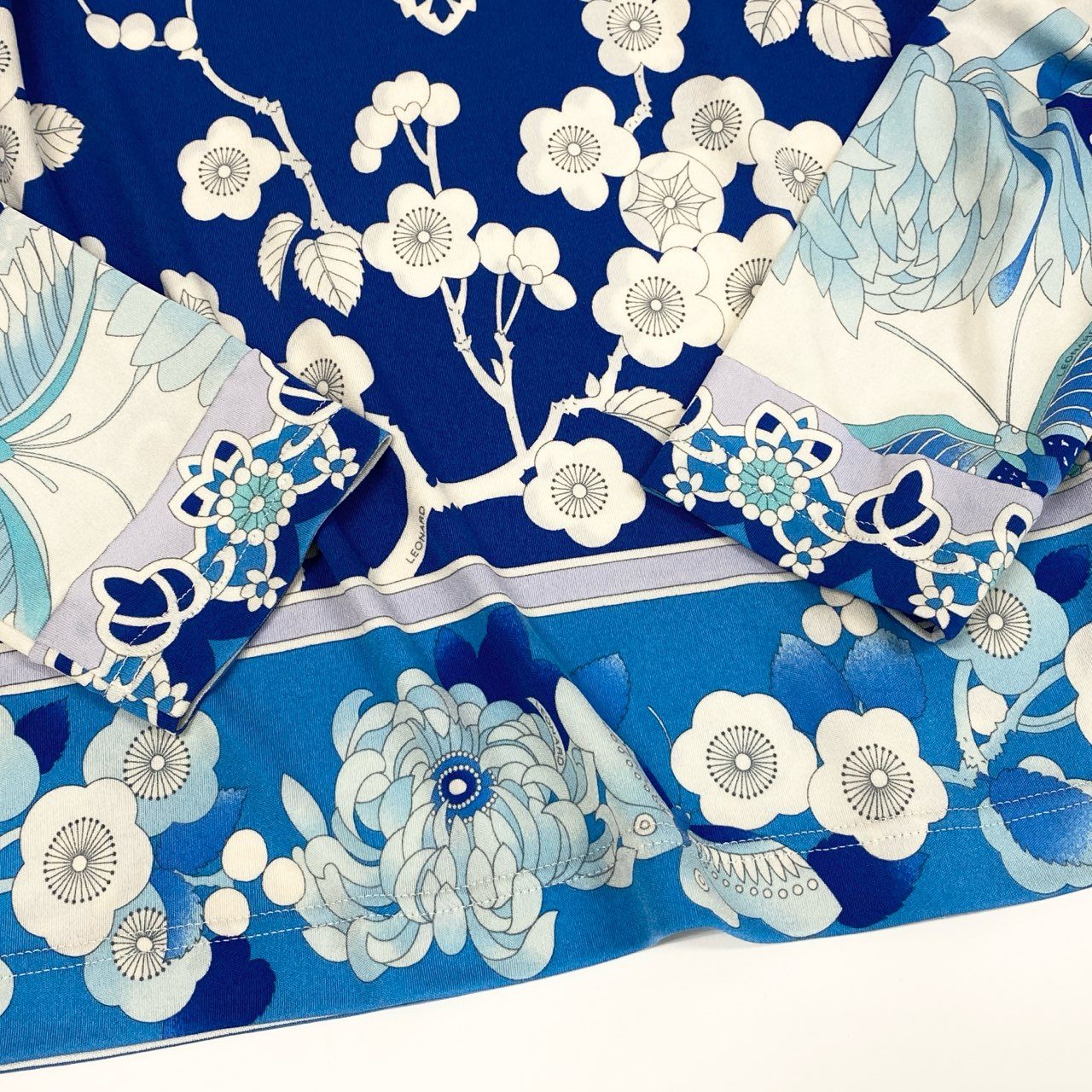 56d13 LEONARD PARIS レオナール ロングスリーブカットソー 美しい花柄プリント ボートネック トップス イタリア製 サイズ40 ブルー ホワイト シルク100％ レディース 女性用u02t